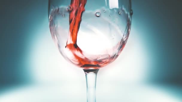 Bir Bardağa Dökülen Kırmızı Şarabın Yaratıcı Makro Yavaş Çekim Videosu — Stok video