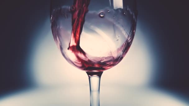 ガラスに注ぐ赤ワインの創造的なマクロスローモーションビデオ 赤ワインを注ぐとガラスを閉じます 古き良きレトロなグランジヴィンテージスタイルで 心地よい やわらか やわらか — ストック動画