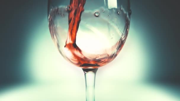 Kreatywne Makro Spowolnione Wideo Czerwonym Winem Wlewającym Się Kieliszka Szklanka — Wideo stockowe