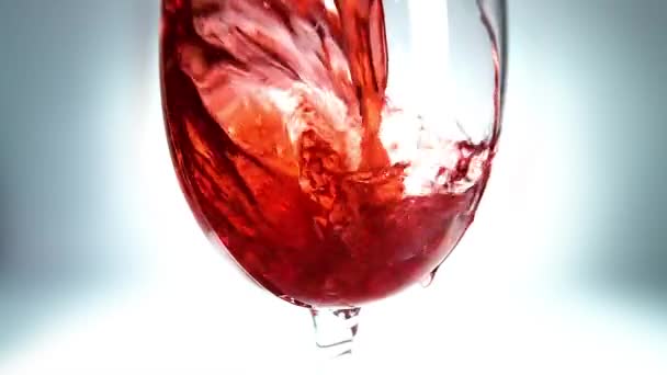 Video Macro Creativo Rallentatore Vino Rosso Versato Bicchiere Bicchiere Con — Video Stock