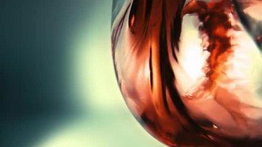 Bir bardağa dökülen kırmızı şarabın yaratıcı makro yavaş çekim videosu. Bardakta kırmızı şarap, yakın plan. Eski grunge vintage tarzı.