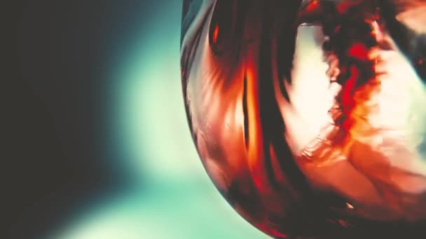 ガラスに注ぐ赤ワインの創造的なマクロスローモーションビデオ 赤ワインを注ぐとガラスを閉じます 古き良きレトロなグランジヴィンテージスタイルで 心地よい やわらか やわらか — ストック動画