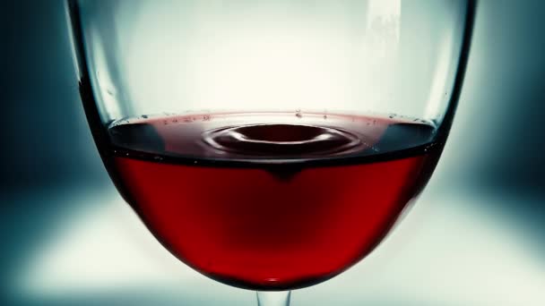 Kadehteki Kırmızı Şarabın Düşen Şarabın Yaratıcı Makro Yavaş Çekim Videosu — Stok video