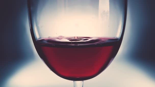 ガラスの赤ワインの創造的なマクロスローモーションビデオとワインの落下低下 ゆっくりとワインを閉じるの落下滴を持つガラス 快適な柔らかいフェードと古いレトロなグランジヴィンテージスタイル — ストック動画