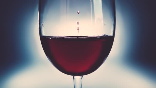 ガラスの赤ワインの創造的なマクロスローモーションビデオとワインの落下 ゆっくりとワインを閉じるのドロップを持つガラス 快適な柔らかいフェードと古いレトロなグランジヴィンテージスタイル — ストック動画