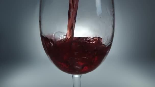 Kreatywne Makro Slow Motion Surowe Wideo Czerwonym Winem Wlewającym Się — Wideo stockowe