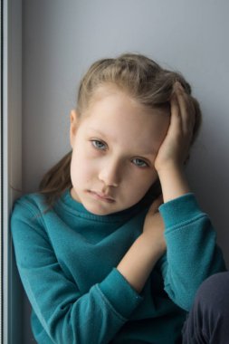 Bebek duygu. Stresli bir durum, küçük bir kız. Üzgün çocuk. Rahatsız çocuk. Çığlık bebek