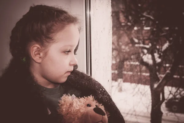 Дитячі Емоції Маленька Дівчинка Плюшевим Ведмедем Сидить Підвіконні Дивиться Вікно — стокове фото