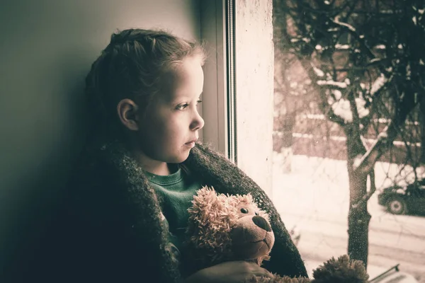 Baby Emotion Little Girl Teddy Bear Sits Windowsill Looks Out — Stock Photo, Image