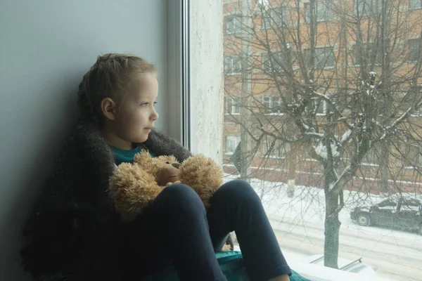 Дитячі Емоції Маленька Дівчинка Плюшевим Ведмедем Сидить Підвіконні Дивиться Вікно — стокове фото