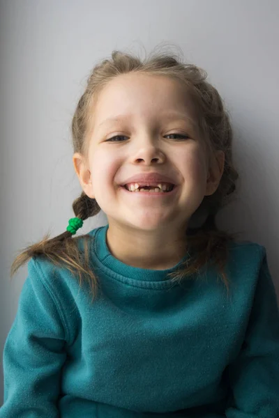 Дитячі Емоції Маленька Дівчинка Доброму Гуморі Весела Дитина Щаслива Дитина — стокове фото