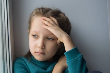 Bebek duygu. Stresli bir durum, küçük bir kız. Üzgün çocuk. Rahatsız çocuk. Çığlık bebek