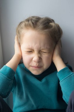 Bebek duygu. Stresli bir durum, küçük bir kız. Üzgün çocuk. Rahatsız çocuk. Çığlık bebek