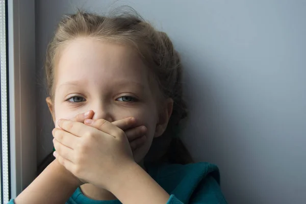 Bebek duygu. Stresli bir durum, küçük bir kız. Üzgün çocuk. Rahatsız çocuk. Çığlık bebek