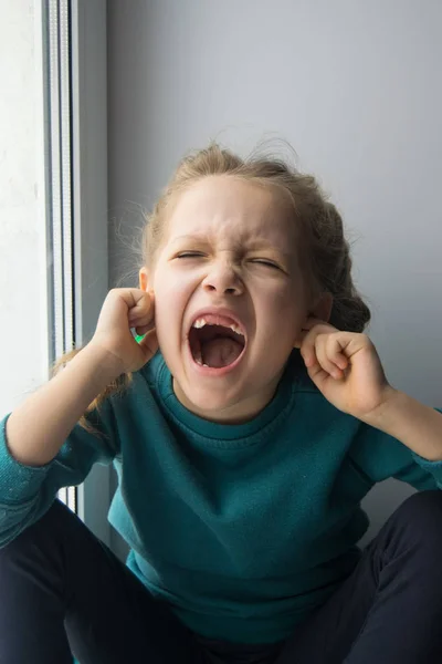 Bebek duygu. Stresli bir durum, küçük bir kız. Üzgün çocuk. Rahatsız çocuk. Çığlık bebek