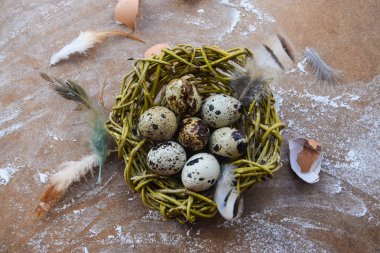 parlak Paskalya arka plan; Paskalya sepeti ve ince dal çiçek mavi masa arka plan üzerinde yumurta