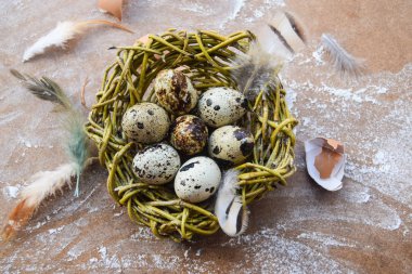 parlak Paskalya arka plan; Paskalya sepeti ve ince dal çiçek mavi masa arka plan üzerinde yumurta