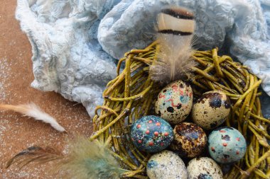 parlak Paskalya arka plan; Paskalya sepeti ve ince dal çiçek mavi masa arka plan üzerinde yumurta