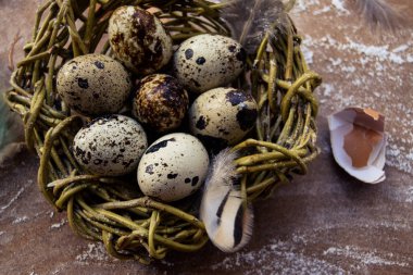 parlak Paskalya arka plan; Paskalya sepeti ve ince dal çiçek mavi masa arka plan üzerinde yumurta