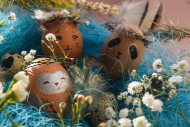 Paskalya tatil konseptiyle şirin el yapımı yumurta, tavşan, civciv, baykuş, panda ve geyik. Yaratıcı yumurta Paskalya için. Mutlu Paskalya