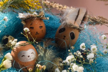 Paskalya tatil konseptiyle şirin el yapımı yumurta, tavşan, civciv, baykuş, panda ve geyik. Yaratıcı yumurta Paskalya için. Mutlu Paskalya