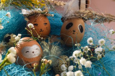 Paskalya tatil konseptiyle şirin el yapımı yumurta, tavşan, civciv, baykuş, panda ve geyik. Yaratıcı yumurta Paskalya için. Mutlu Paskalya