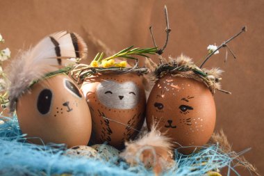 Paskalya tatil konseptiyle şirin el yapımı yumurta, tavşan, civciv, baykuş, panda ve geyik. Yaratıcı yumurta Paskalya için. Mutlu Paskalya