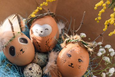 Paskalya tatil konseptiyle şirin el yapımı yumurta, tavşan, civciv, baykuş, panda ve geyik. Yaratıcı yumurta Paskalya için. Mutlu Paskalya