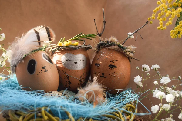 Concepto Vacaciones Pascua Con Huevos Hechos Mano Lindos Conejo Polluelos —  Fotos de Stock