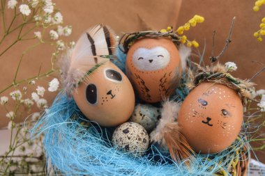 Paskalya tatil konseptiyle şirin el yapımı yumurta, tavşan, civciv, baykuş, panda ve geyik. Yaratıcı yumurta Paskalya için. Mutlu Paskalya