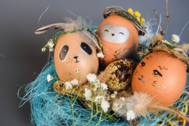 Paskalya tatil konseptiyle şirin el yapımı yumurta, tavşan, civciv, baykuş, panda ve geyik. Yaratıcı yumurta Paskalya için. Mutlu Paskalya