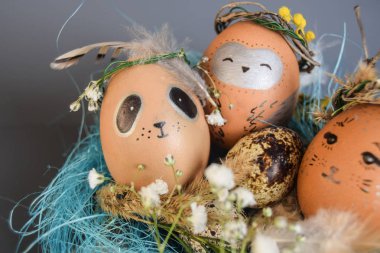 Paskalya tatil konseptiyle şirin el yapımı yumurta, tavşan, civciv, baykuş, panda ve geyik. Yaratıcı yumurta Paskalya için. Mutlu Paskalya