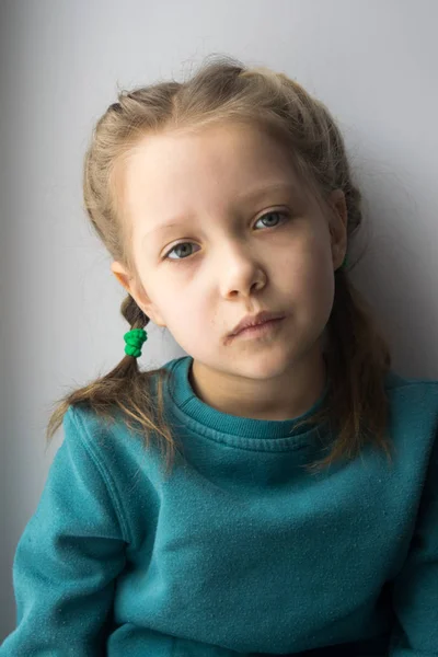 L Emotion Du Bebe Une Petite Fille Dans Une Situation Stressante Triste Enfant Enfant Offense Bebe Criant Malheureux Coupable Stock Photo L Emotion Du Bebe Une Petite Fille Dans Une Situation Stressante Triste Enfant Enfant Offense Bebe Criant Malheureux Coupable Stock Photo