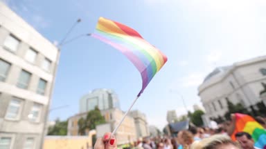 Gay bayrak rüzgarda sallayarak. Gökkuşağı bayrağı. LGBT bayrak.