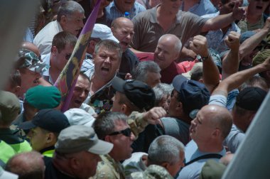 19 Haziran 2018. Kiev, Ukrayna. Çatışmalar Ukrayna parlamento dışında. Madenci, Chornobyl temizlik işçileri ve Sovyet-Afgan Savaşı gazileri gibi protestocular geliştirilmiş devlet destek talep etti..