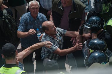 19 Haziran 2018. Kiev, Ukrayna. Çatışmalar Ukrayna parlamento dışında. Madenci, Chornobyl temizlik işçileri ve Sovyet-Afgan Savaşı gazileri gibi protestocular geliştirilmiş devlet destek talep etti..