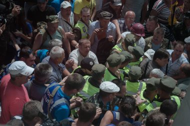19 Haziran 2018. Kiev, Ukrayna. Çatışmalar Ukrayna parlamento dışında. Madenci, Chornobyl temizlik işçileri ve Sovyet-Afgan Savaşı gazileri gibi protestocular geliştirilmiş devlet destek talep etti..