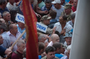 19 Haziran 2018. Kiev, Ukrayna. Çatışmalar Ukrayna parlamento dışında. Madenci, Chornobyl temizlik işçileri ve Sovyet-Afgan Savaşı gazileri gibi protestocular geliştirilmiş devlet destek talep etti..