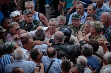 19 Haziran 2018. Kiev, Ukrayna. Çatışmalar Ukrayna parlamento dışında. Madenci, Chornobyl temizlik işçileri ve Sovyet-Afgan Savaşı gazileri gibi protestocular geliştirilmiş devlet destek talep etti..