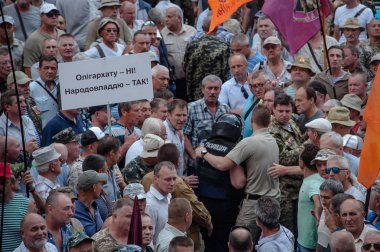 19 Haziran 2018. Kiev, Ukrayna. Çatışmalar Ukrayna parlamento dışında. Madenci, Chornobyl temizlik işçileri ve Sovyet-Afgan Savaşı gazileri gibi protestocular geliştirilmiş devlet destek talep etti..
