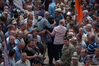19 Haziran 2018. Kiev, Ukrayna. Çatışmalar Ukrayna parlamento dışında. Madenci, Chornobyl temizlik işçileri ve Sovyet-Afgan Savaşı gazileri gibi protestocular geliştirilmiş devlet destek talep etti..