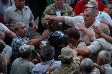 19 Haziran 2018. Kiev, Ukrayna. Çatışmalar Ukrayna parlamento dışında. Madenci, Chornobyl temizlik işçileri ve Sovyet-Afgan Savaşı gazileri gibi protestocular geliştirilmiş devlet destek talep etti..