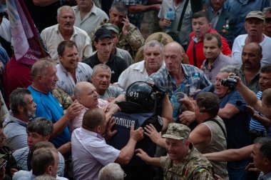 19 Haziran 2018. Kiev, Ukrayna. Çatışmalar Ukrayna parlamento dışında. Madenci, Chornobyl temizlik işçileri ve Sovyet-Afgan Savaşı gazileri gibi protestocular geliştirilmiş devlet destek talep etti..