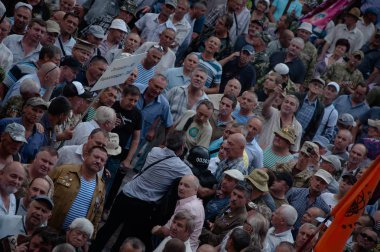 19 Haziran 2018. Kiev, Ukrayna. Çatışmalar Ukrayna parlamento dışında. Madenci, Chornobyl temizlik işçileri ve Sovyet-Afgan Savaşı gazileri gibi protestocular geliştirilmiş devlet destek talep etti..