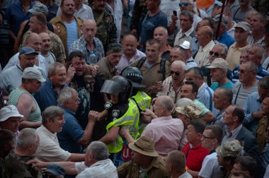 19 Haziran 2018. Kiev, Ukrayna. Çatışmalar Ukrayna parlamento dışında. Madenci, Chornobyl temizlik işçileri ve Sovyet-Afgan Savaşı gazileri gibi protestocular geliştirilmiş devlet destek talep etti..