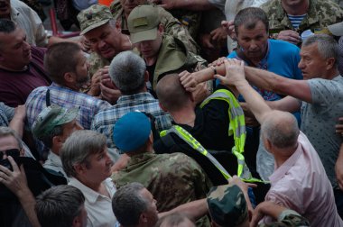 19 Haziran 2018. Kiev, Ukrayna. Çatışmalar Ukrayna parlamento dışında. Madenci, Chornobyl temizlik işçileri ve Sovyet-Afgan Savaşı gazileri gibi protestocular geliştirilmiş devlet destek talep etti..