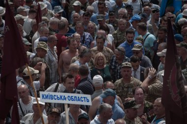 19 Haziran 2018. Kiev, Ukrayna. Çatışmalar Ukrayna parlamento dışında. Madenci, Chornobyl temizlik işçileri ve Sovyet-Afgan Savaşı gazileri gibi protestocular geliştirilmiş devlet destek talep etti..