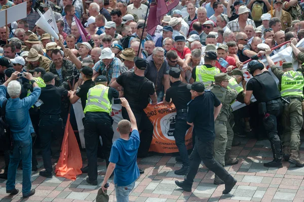 19 Haziran 2018. Kiev, Ukrayna. Çatışmalar Ukrayna parlamento dışında. Madenci, Chornobyl temizlik işçileri ve Sovyet-Afgan Savaşı gazileri gibi protestocular geliştirilmiş devlet destek talep etti..