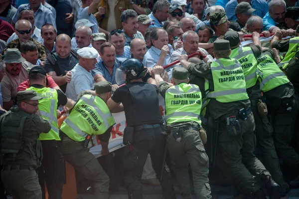 19 Haziran 2018. Kiev, Ukrayna. Çatışmalar Ukrayna parlamento dışında. Madenci, Chornobyl temizlik işçileri ve Sovyet-Afgan Savaşı gazileri gibi protestocular geliştirilmiş devlet destek talep etti..