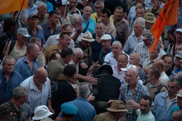 19 Haziran 2018. Kiev, Ukrayna. Çatışmalar Ukrayna parlamento dışında. Madenci, Chornobyl temizlik işçileri ve Sovyet-Afgan Savaşı gazileri gibi protestocular geliştirilmiş devlet destek talep etti..